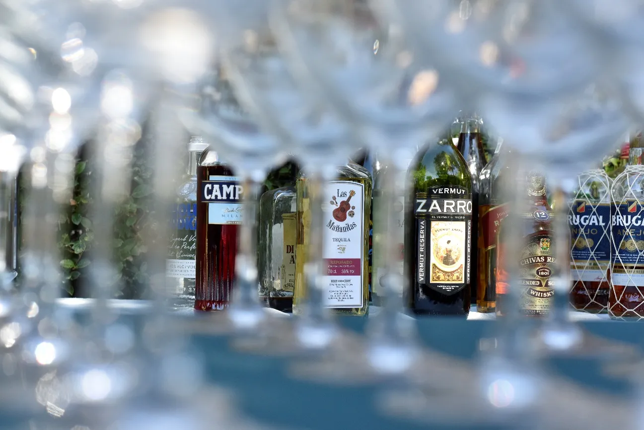 Botellas de destilados de marca y vermú de reserva en la barra